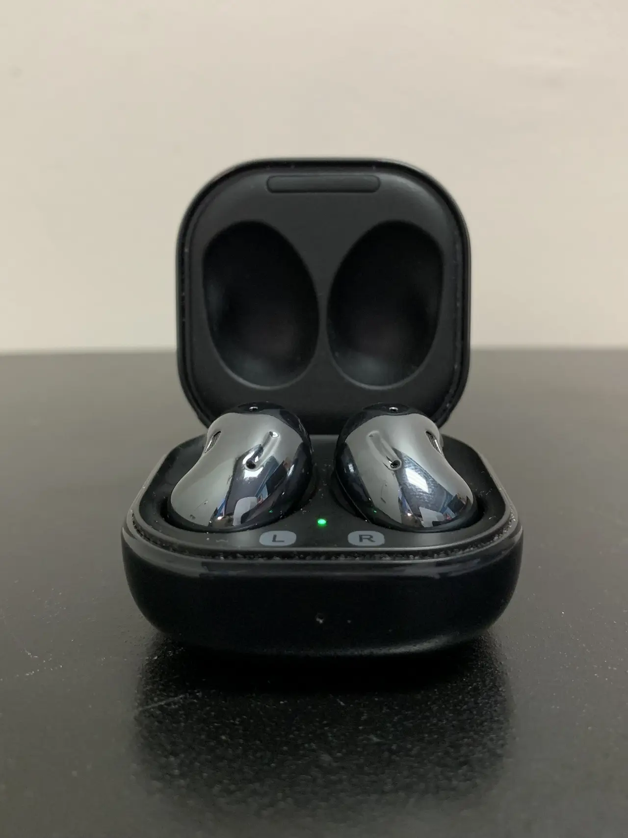 極美品♪　SAMSUNG 　SM-R180 uk-galaxy-buds-live-r180-sm-
